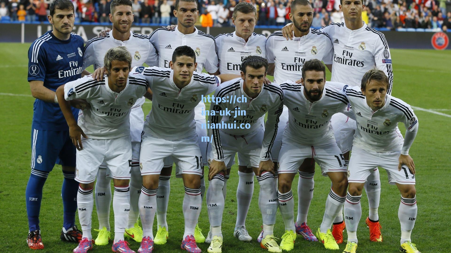 巴黎圣日耳曼法甲夺冠庆典,坎波斯手舞足蹈送奖杯登大巴